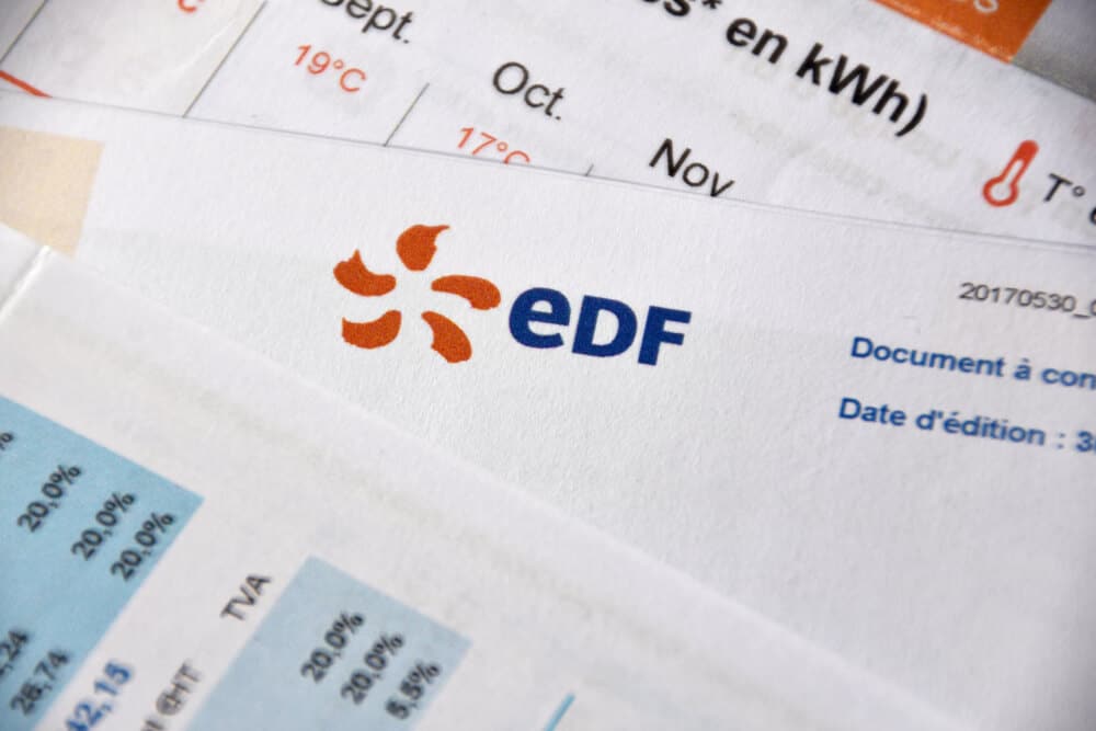 Facture d'électricité EDF en gros plan. Visibles : logo, consommation en kWh (Sept, Oct, Nov), températures et taux de TVA (20%, 8.5%).