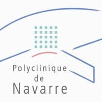 Logo Polyclinique de Navarre: motif abstrait bleu, carré de points turquoise, ligne rouge incurvée et texte gris.