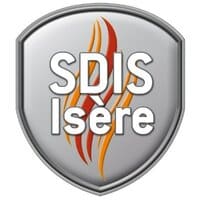 Logo officiel du SDIS Isère, un bouclier argenté avec des flammes rouges et jaunes en son centre, le texte "SDIS Isère" en blanc.